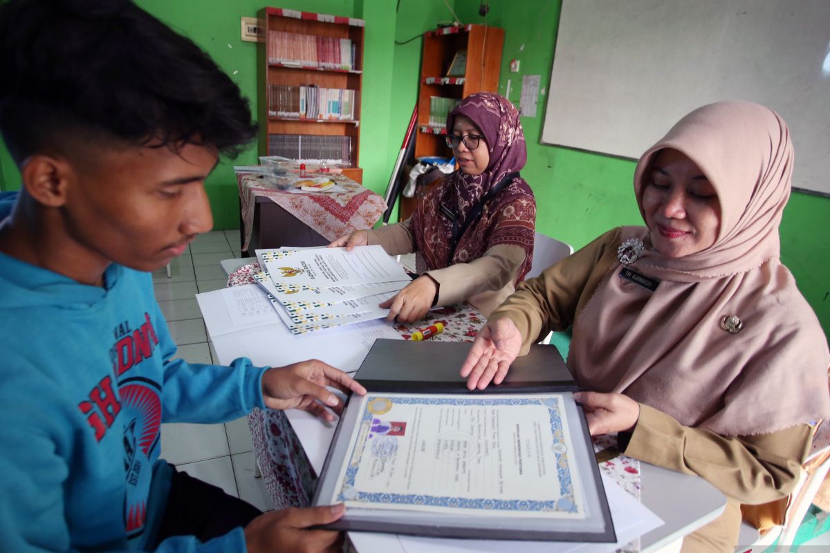 North Jakarta City Government Redeems Diplomas for Hundreds of Residents Held by Schools