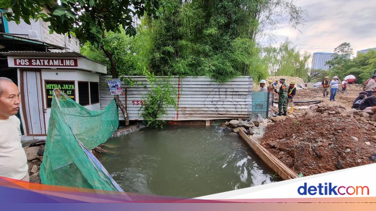Jakbar Water Resources Sub-District Says Kali Angke Still at Alert Level 2, Flooding in Kembangan Continues to Be Drained