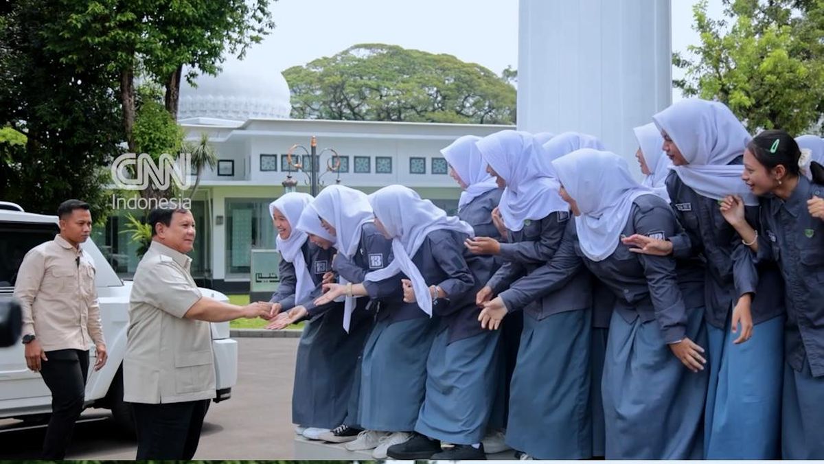 Moment Prabowo Welcomed Boisterously by Hundreds of FOJB Students at Merdeka Palace