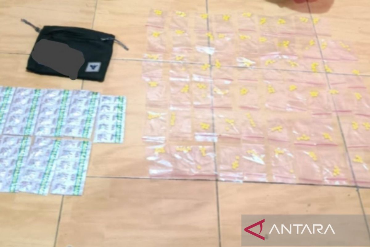 Police Uncover and Seize Hundreds of Pills from Illegal Hard Drug Distribution in Cikarang