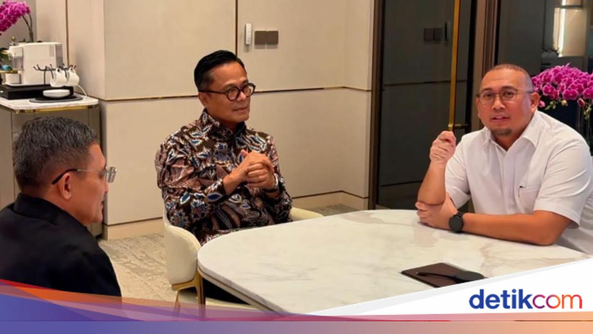 Andre Rosiade and Hutama Karya Director Monitor Progress of Sicincin-Bukittinggi Toll Road