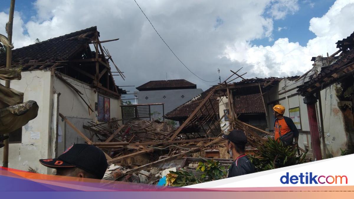 Heavy Equipment Needed to Demolish Collapsed SDN 3 Sembung Gede in Tabanan