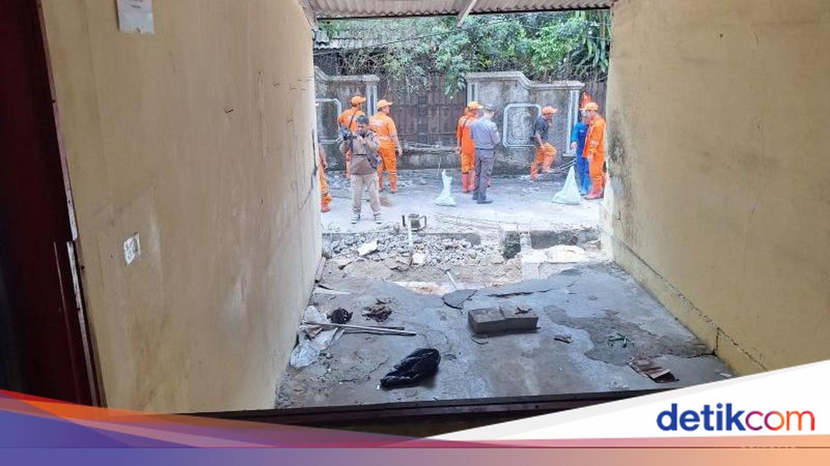 Year 6 Pupils at SDN 08 Tebet Barat Continue In-Class Exams Despite Classroom Wall Collapse