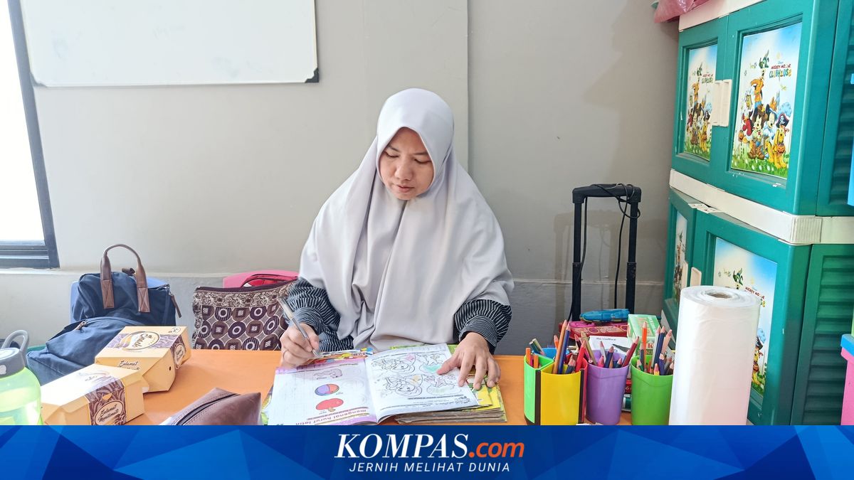 Amid the Stench of Rubbish, Firda Ignites the Dreams of Scavengers' Children