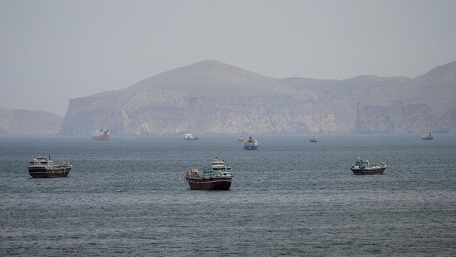 Silent Crisis in Hormuz: Thousands of Asian Seafarers Trapped Amid War