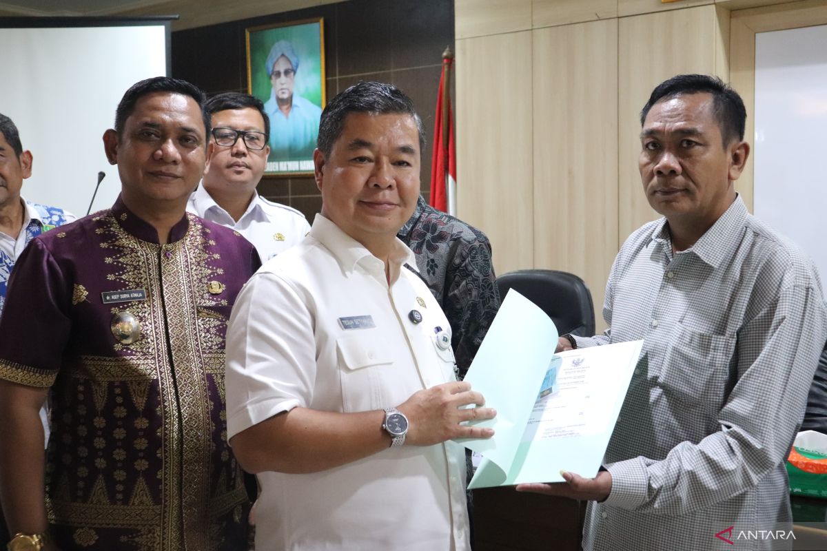 Ministry of Home Affairs Hands Over Population Documents to Victims' Families in Train Accident