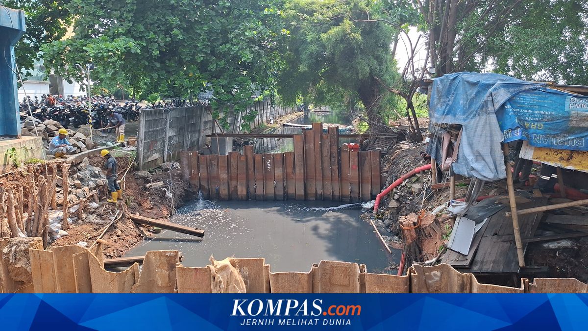 Elderly Complain About Flooding in West Jakarta: Black and Smelly Water Carries Diseases!