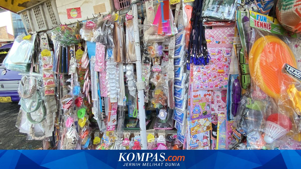 Itinerant Toy Vendors Become Last-Mile Retailers in Cities, Economists Say Their Role is Important but Vulnerable