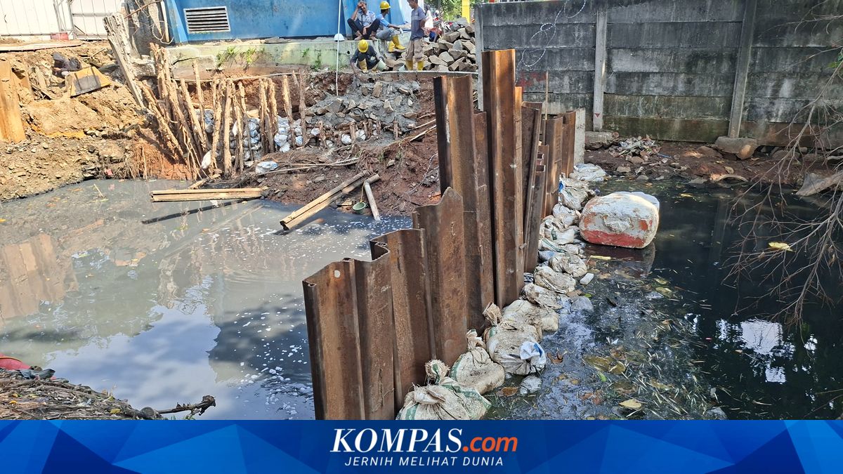 A Month On, Black and Foul-Smelling Flooding in West Cengkareng Persists