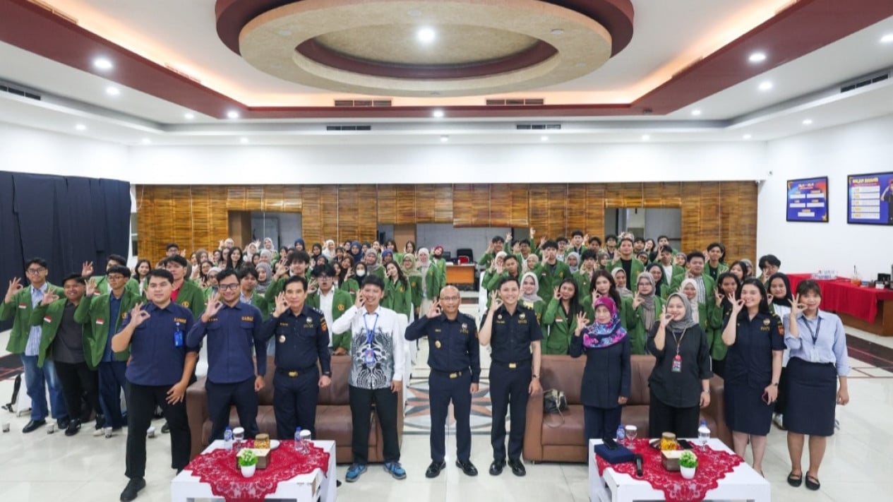 Bridging the Academic and Industrial Worlds, Tanjung Priok Customs Welcomes UPN Students' Visit