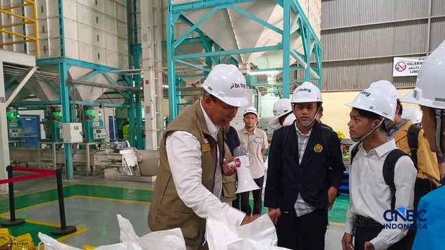 View of Nearly Full Bulog Warehouse, BEM-SI Invited to Check Rice Stocks