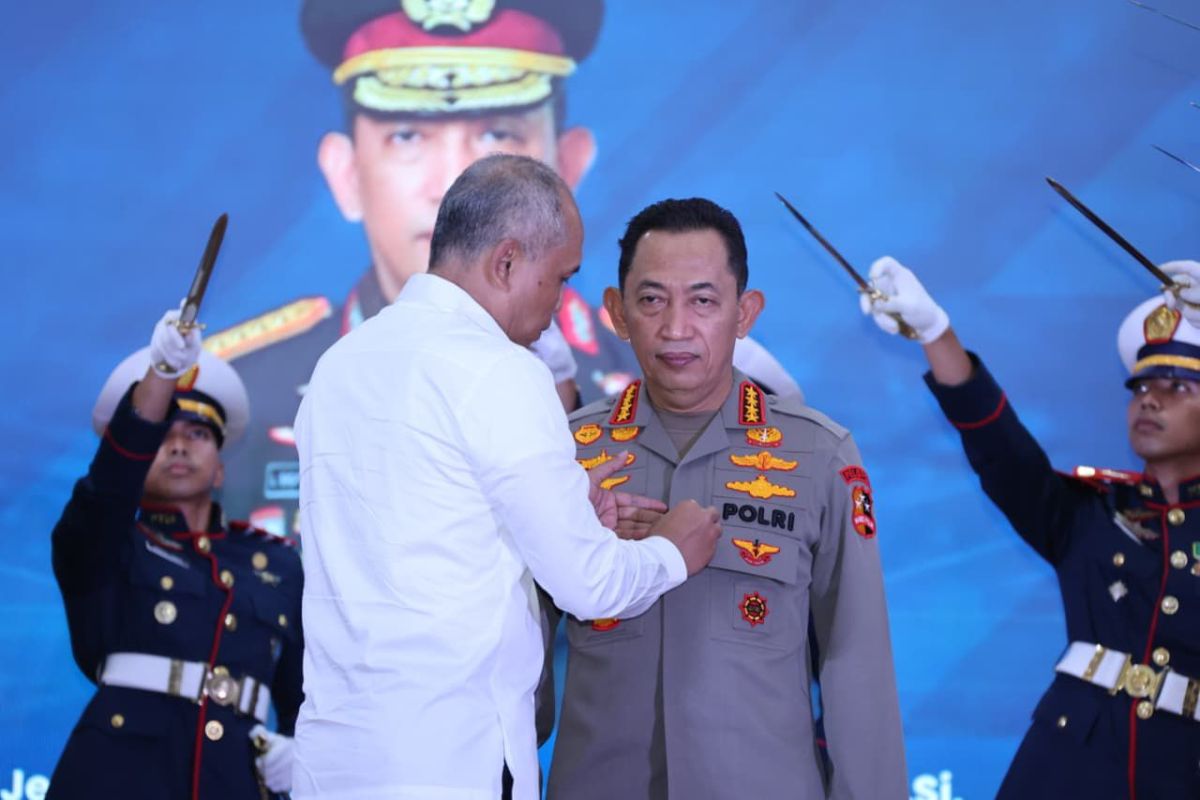 Police Chief Receives Adhi Bhakti Senapati Award from BSSN for Cybersecurity Contributions