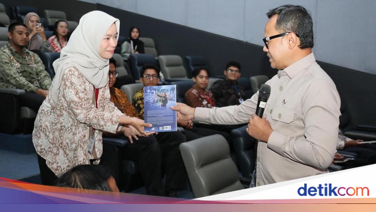 Bima Arya Emphasises Character Building to Participants at Kemendagri Internship Closing