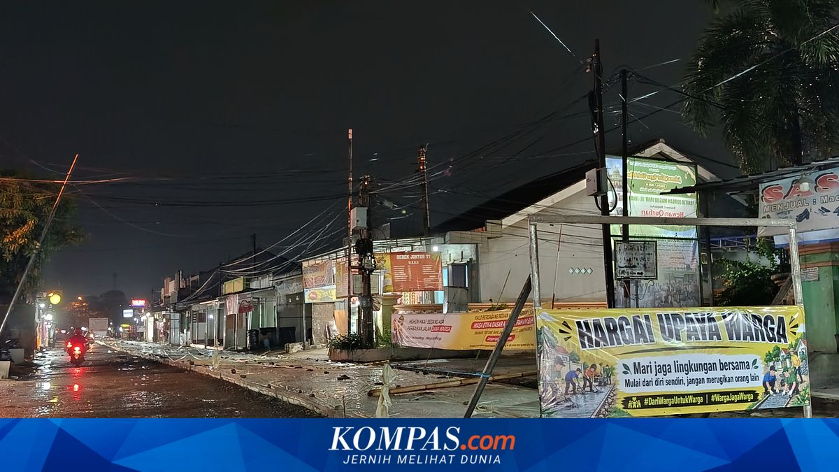Youth in Bekasi's Puri Cendana Housing Collect Funds to Repair Road, Bekasi Regent: Already in APBD, But...