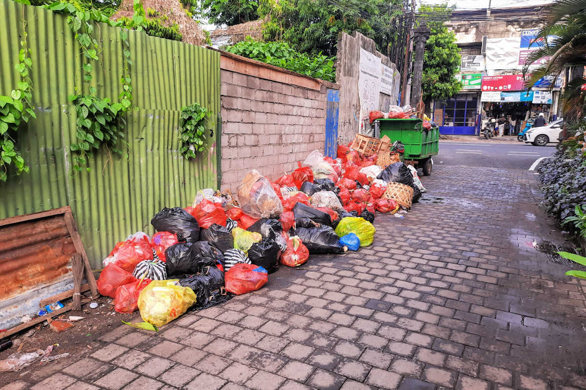 Trash Blockades and Burning Waste – How Bali is Tackling Growing Trash Issues in Top Tourism Resorts