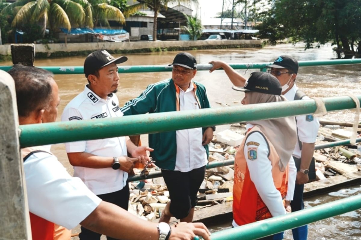West Jakarta Mayor Inspects Polor Dam to Investigate Causes of Flooding Under Puri Toll Road