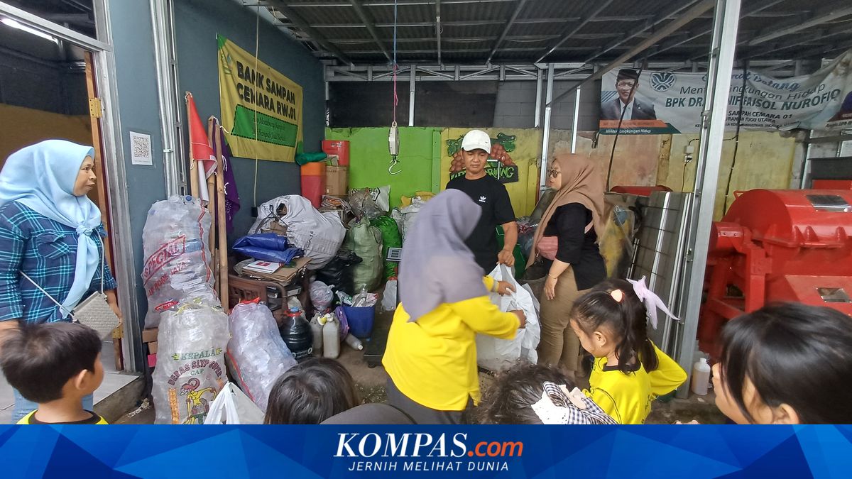 Paying for School with Rubbish: The Story of Parents in Koja, North Jakarta, Educating Their Children Without Spending Money