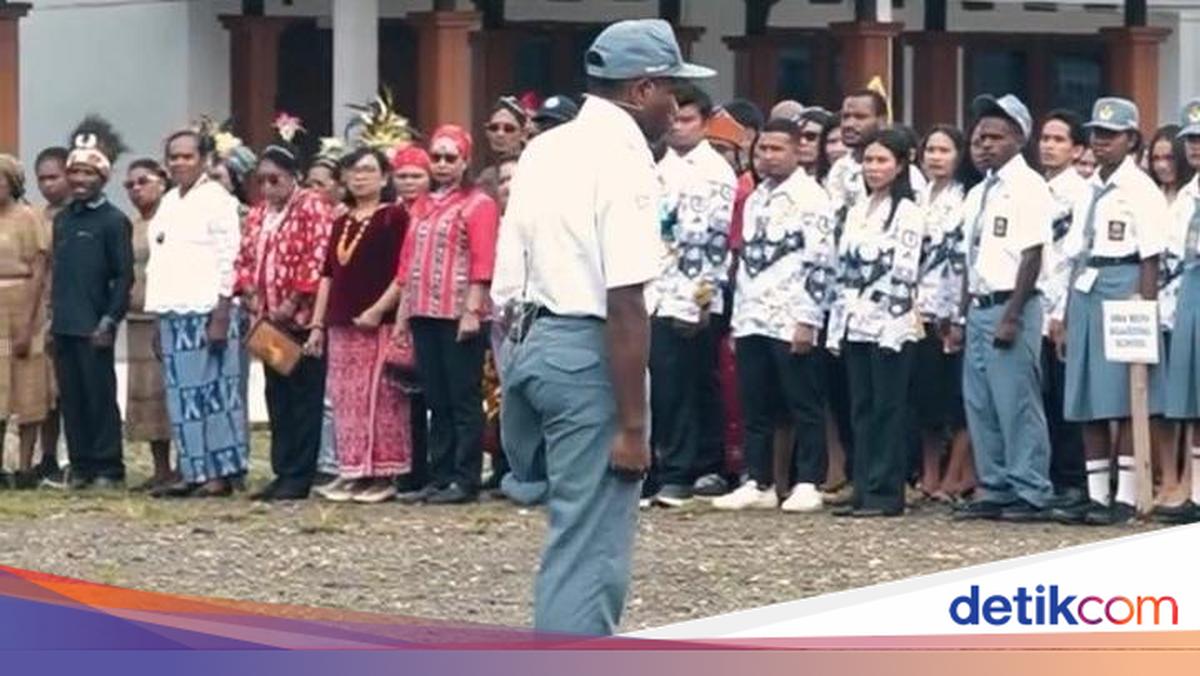 Disabled Student in Nabire Leads Hardiknas Ceremony, Stands for 40 Minutes
