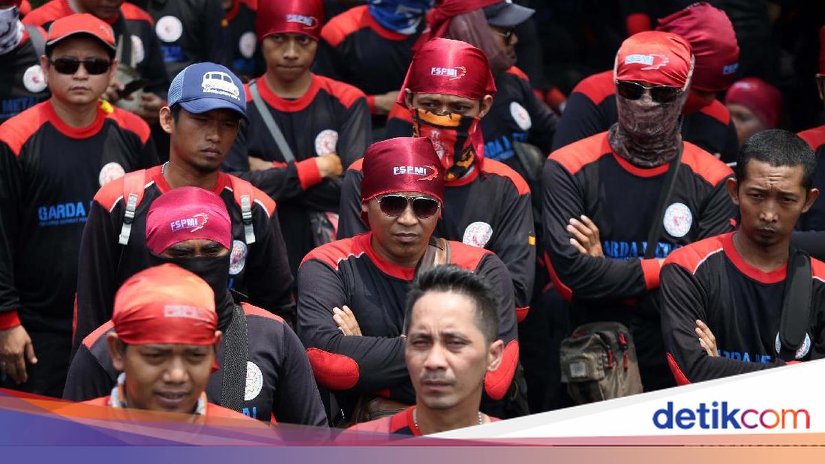 Workers Protest at Ministry of Manpower This Morning, Motorists Advised to Use Alternative Routes