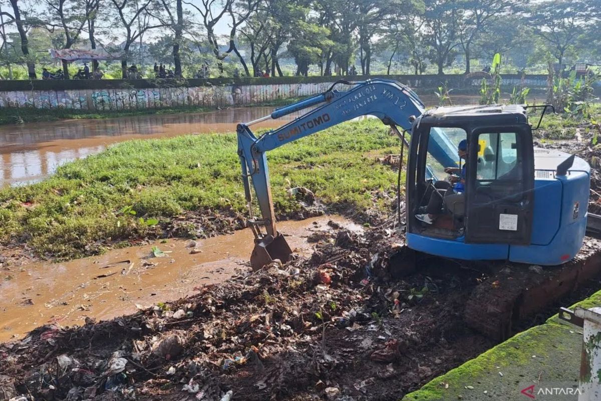 South Jakarta Water Resources Agency Dredges Canal and Drainage to Prevent Flooding on Sinabung Street