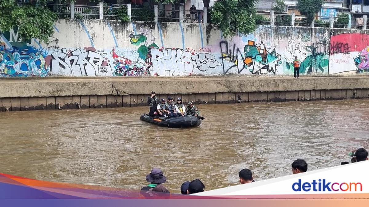 AHY Inspects Ciliwung River by Rubber Boat: Rubbish on Both Sides