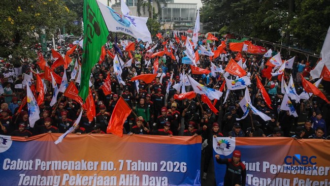 Workers Besiege Ministry of Manpower, Protest Against Outsourcing Regulation—Call It Empty Promises