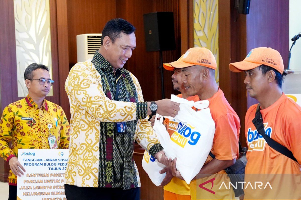 Bulog Distributes 162 Staple Food Packages to Sanitation Workers in Jakarta