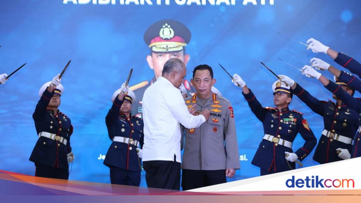 Police Chief Receives Adhi Bhakti Senapati Award, Motivation to Strengthen Cyber Security Synergy