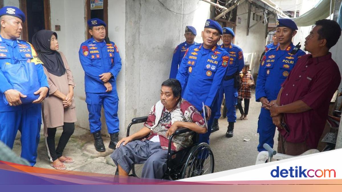 Metro Police's Polairud Provides Wheelchair Assistance to Cilincing Coastal Resident