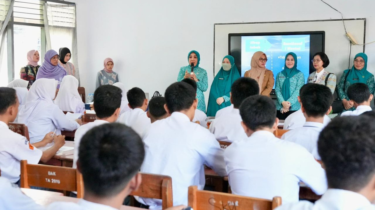 Talkshow at SMAN 9 Gowa: TP PKK Chair Encourages Students to Develop Their Talents and Potential