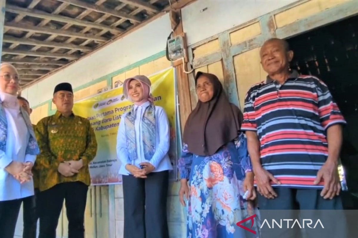 513 Poor Households in Madiun Regency Receive Free Electricity Installation Aid