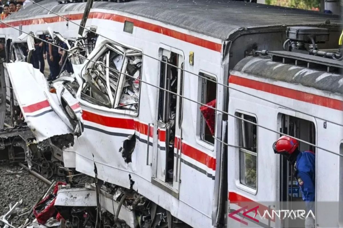 Integrated Early Warning System to Enhance Train Safety