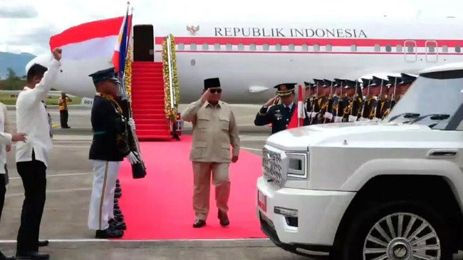 Portrait of Prabowo Bringing the Maung Vehicle to the ASEAN Summit in the Philippines