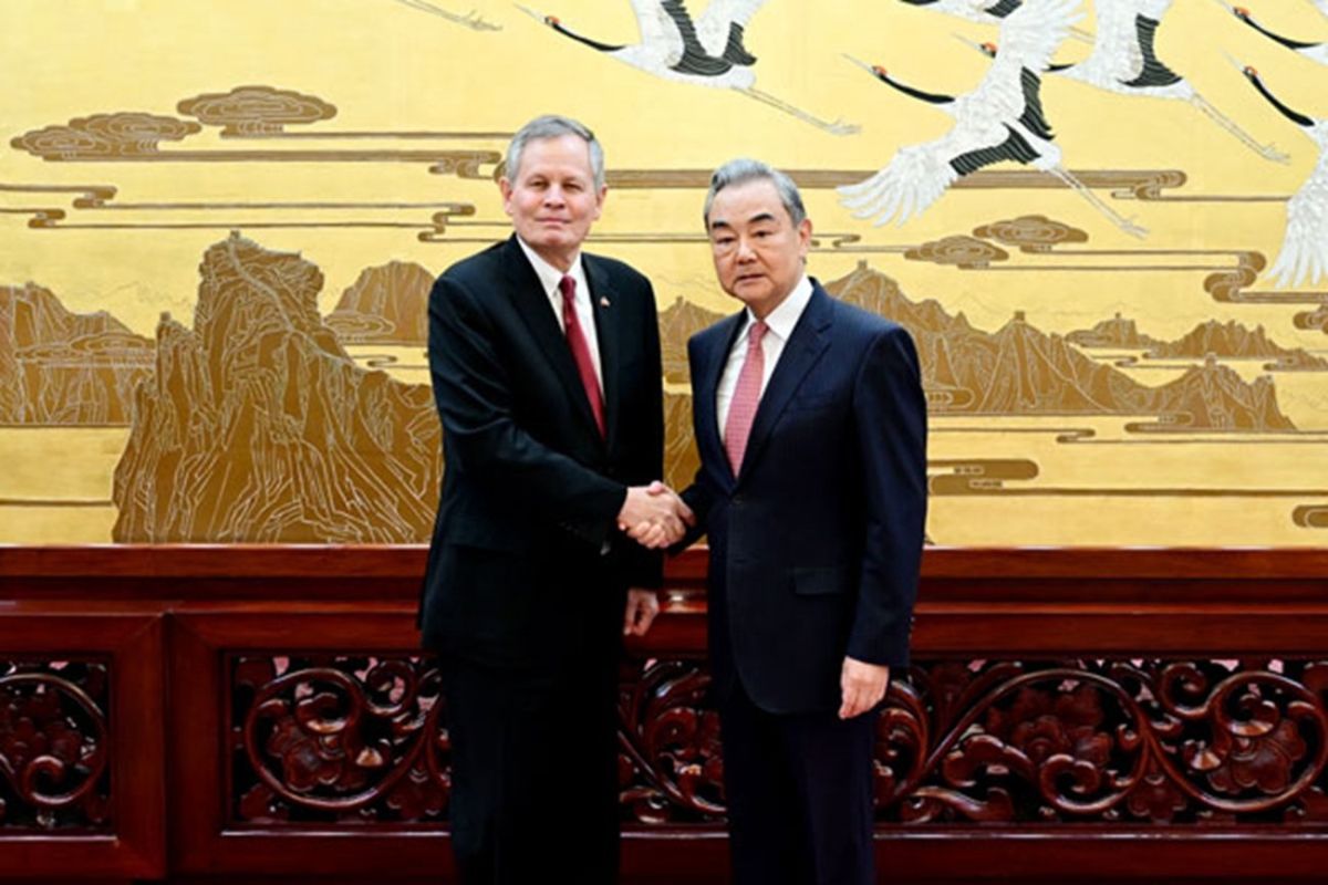 Ahead of Trump's Arrival, US Senator Visits Beijing