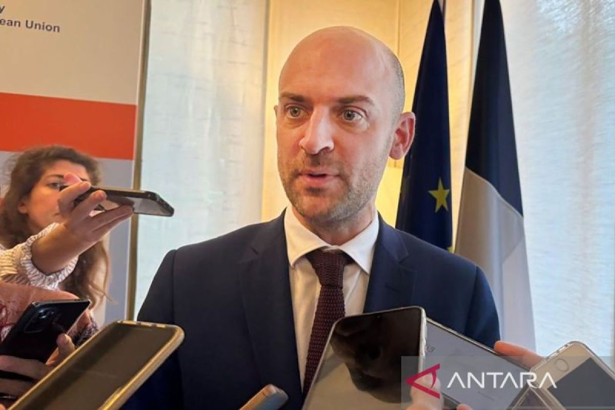 France rejects lifting sanctions on Iran while Strait of Hormuz remains blockaded