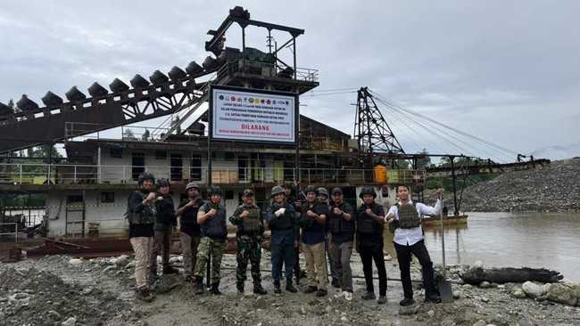 Indonesian Military Cracks Down on Illegal Gold Mining in Papua