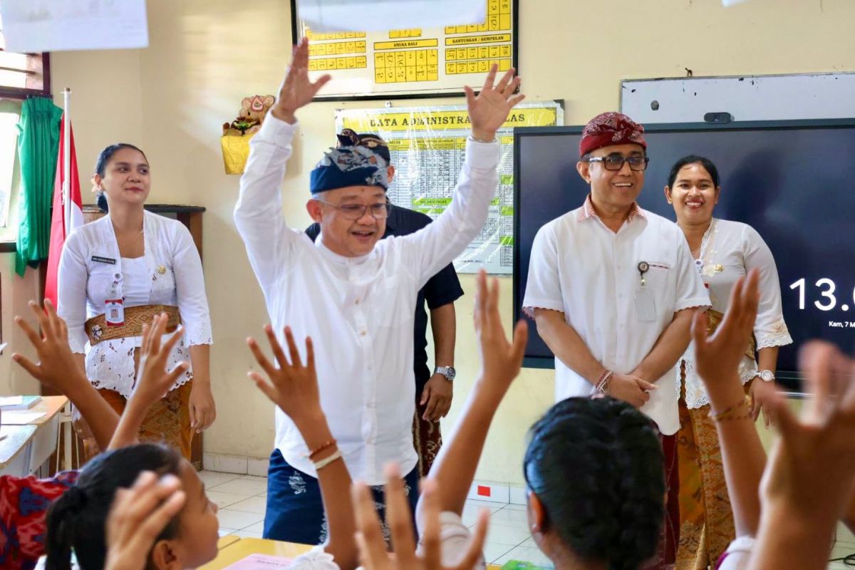 Minister of Basic and Secondary Education Reviews Revitalisation Programme at SDN 6 Sumerta, Denpasar
