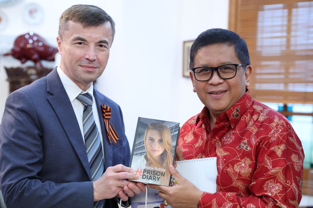 Russian Ambassador Presents Book to Hasto on Maria Butina's Prison Experience
