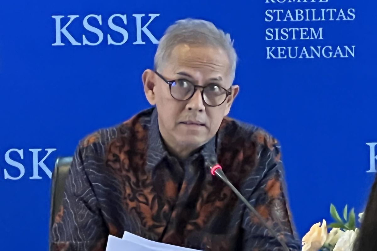 LPS states that public savings are unaffected by global turbulence