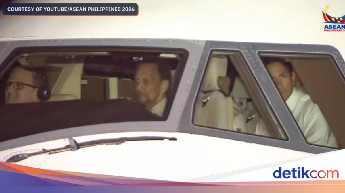 Brunei Sultan Flies His Own Plane to the Philippines to Attend ASEAN Summit