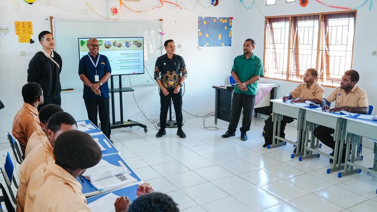 Visiting School in Nabire, Papua, Kaesang Claims He Will Convey Students' Aspirations to Central Government