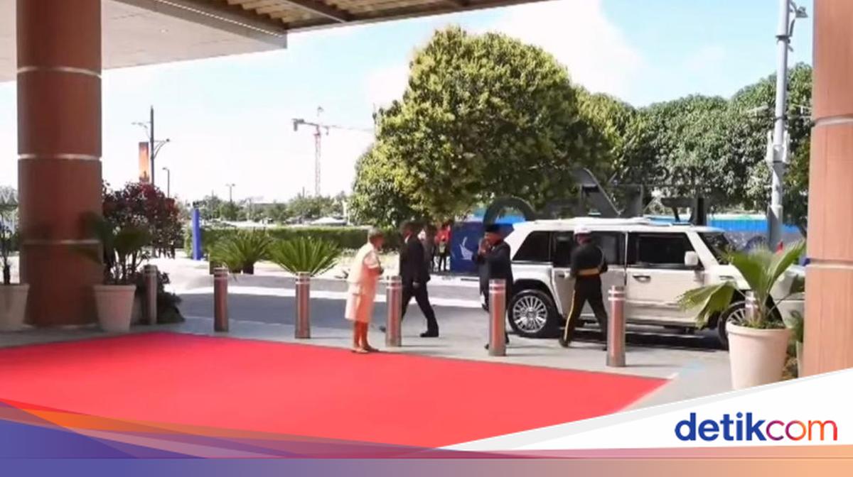 Moment Prabowo Rides Maung to Attend the Opening of the 48th ASEAN Summit in the Philippines