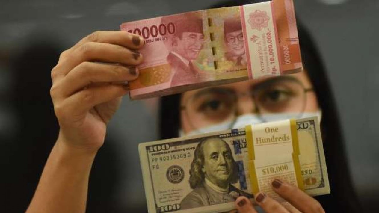 Rupiah Weakens to Rp 17,350 Amid Potential Fuel Price Hike Due to High Fiscal Pressures