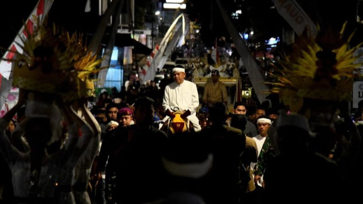 Thousands of Residents Enthusiastically Watch the Padjadjaran Cultural Procession, Boosting the UMKM Economy