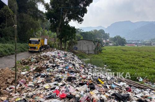 Rubbish Piles Threatening Java-Bali Power Supply Cleared from Saguling Reservoir