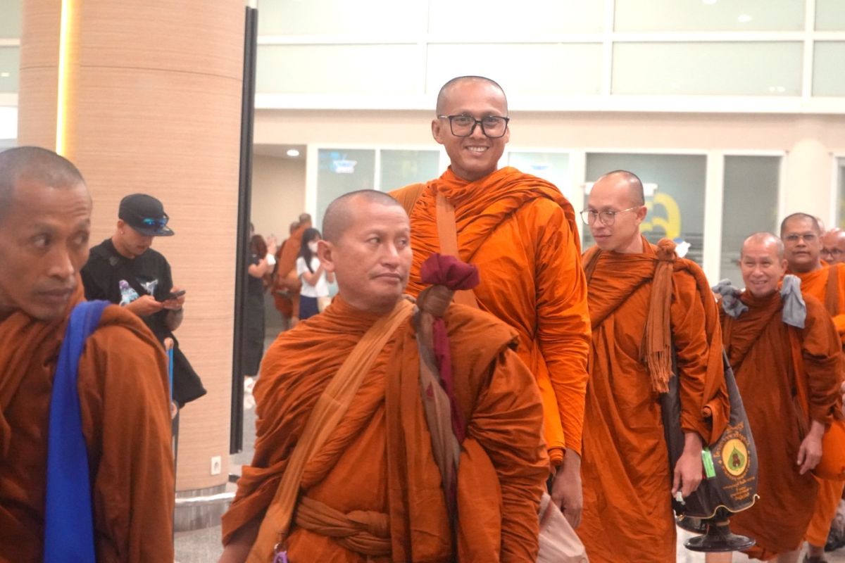 Bali Airport Welcomes Monks Campaigning for Peace from Three Countries