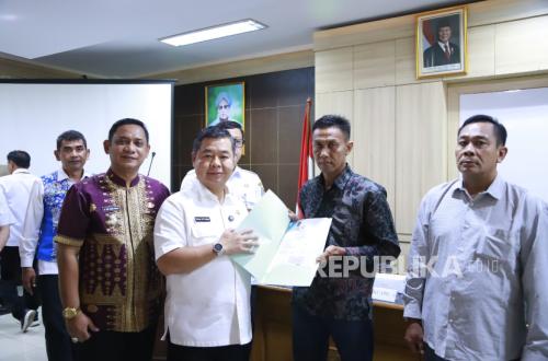 Dukcapil Hands Over Documents to Families of KRL Bekasi Accident Victims