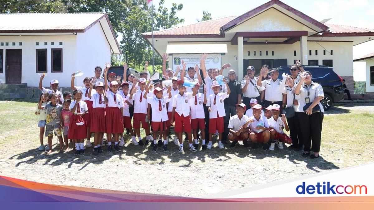 NTT Immigration Office Distributes Books and Stationery to Border Children in Belu
