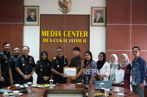 East Java II Customs Region Office Issues Two Bonded Zone Permits in One Day