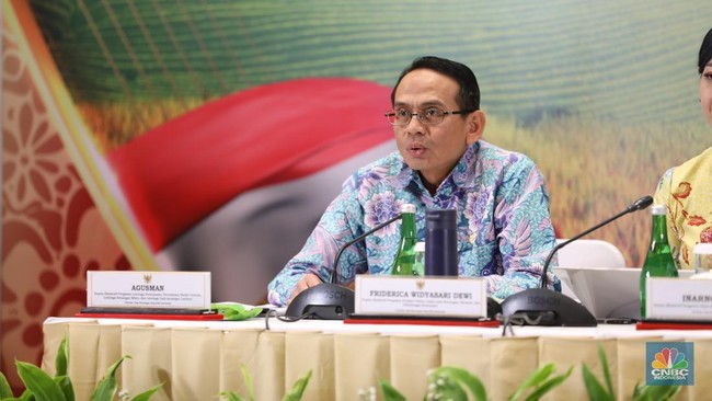 OJK Chief Reveals Double-Digit Surge in Electric Vehicle Credit